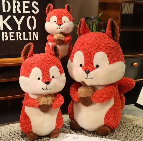 عروسک سنجاب بلوط بدست