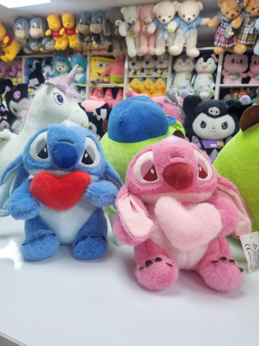 عروسک استیج قلب به دست