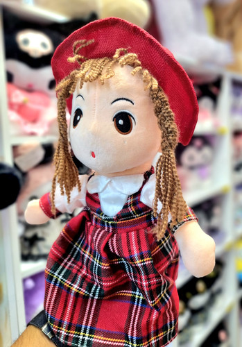 عروسک دختر آنا طرح دامن چهارخونه قرمز