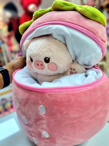 عروسک توت فرنگی طرح سوپرایزی با عروسک خوک